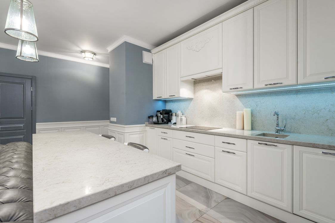 Painted white shaker kitchen cabinets